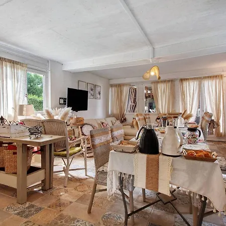 Roulotte De La Charreterie - Bleue Bed & Breakfast